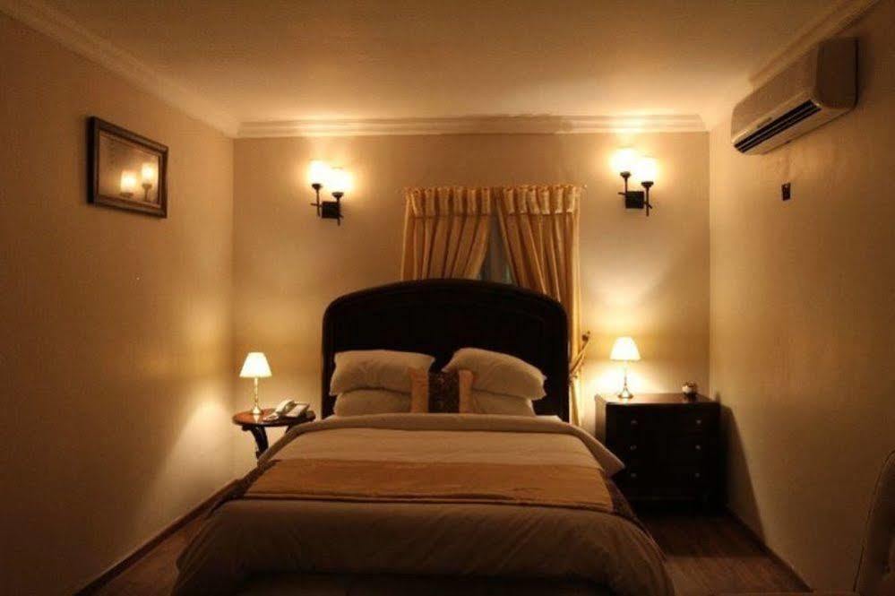 Fryburg Suites Aliayabiagba Exterior foto
